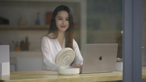 Electrolux พัดลมตั้งโต๊ะขนาดเล็กบางและเบาแบบติดผนัง USB ชาร์จแบตเตอรี่ได้ยาวนานเป็นพิเศษ รับประกัน 2 ปี