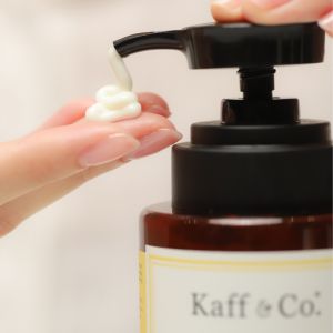 Kaff & Co. โลชั่นดอกคำฝอยและใบบัวบก 300 ml สำหรับผิวกาย บำรุงผิวชูมูน ช่วยเสริมสร้างสีผิวและความชื้น ช่วยลดหมองคล้ำ ผสมกับกระจ่างใส