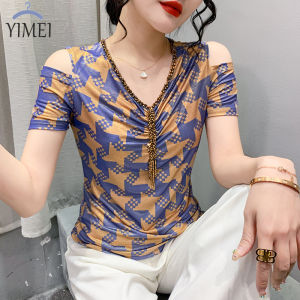 YIMEI เสื้อคอวีปักลูกปัดแฟชั่นสำหรับผู้หญิงเสื้อจับจีบเปิดไหล่2023ดีไซน์สวยเสื้อยืดพิมพ์ลายทอง