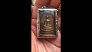 Pendant Amulet Thai (Attract Success & Business Prosperity) Somdej Wat Rahkang Nawa