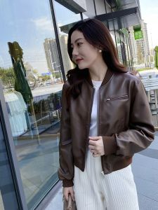 แจ็คเก็ตหนัง PU สำหรับผู้หญิง ทรงสั้น 2025 ฤดูใบไม้ผลิและฤดูใบไม้ร่วง แจ็คเก็ตเบสบอลสไตล์เรโทรที่มีสไตล์และเท่