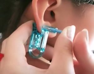 Tindik Telinga: Jarum Steril & Alat Tembak Anting Kuping