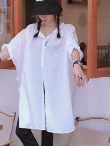 เสื้อคลุมกันแดดผ้าฝ้ายบางระบายอากาศได้ดีสำหรับผู้หญิง ฤดูร้อน 2025 ใหม่ ทรงหลวม ปกปิดสะโพก เสื้อคลุมกันแดดสีขาว