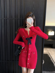 ชุดเดรสถักสีแดงสำหรับผู้หญิง ฤดูใบไม้ร่วง/ฤดูหนาว ปี 2025 ชุดคลุมกันหนาวสีแดงสด ชุดเดรสยาวปานกลางสไตล์เกาหลี คอวี แขนยาว