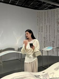 ไม่เท่ากัน ไหล่เดียว สลิมฟิต ดีไซน์ เสื้อเชิ้ต ผู้หญิง ระดับไฮเอนด์ พลีท แขนบาน เสื้อท่อนบน เรียบหรู แฟชั่นสุภาพสตรี เสื้อเบลาส์