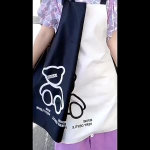 【Familiars】COD ใหม่ ผ้ากันเปื้อน PVC พิมพ์หมีน้อยน่ารัก กันน้ำและกันน้ำมัน พร้อมกระเป๋า 72 x 70ซม.ครัว ทำอาหาร ยูนิฟอร์ม