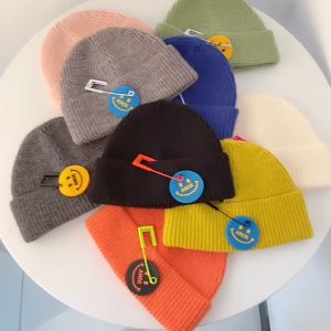 หมวกไหมพรมถักแฟชั่น รุ่นเข็มกลัด พร้อมป้ายรูปยิ้มสวยงาม