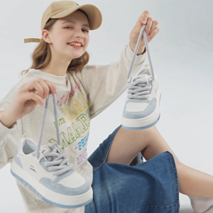 Corolla รองเท้าหนังลำลองสำหรับผู้หญิง พื้นรองเท้ายืดหยุ่นต้านเชื้อแบคทีเรียสีน้ำเงินและสีขาว ระบายอากาศได้ดี สีฟ้า ขาว