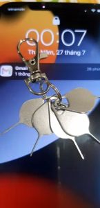 QUE THÁO SIM THÉP KHÔNG RỈ ĐẸP TREO MÓC KHOÁ DÀNH CHO TẤT CẢ ĐIỆN THOẠI