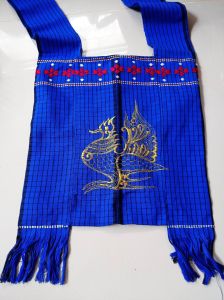 กระเป๋า ย่ามมอญ ปักลายหงส์ทอง ใบใหญ่ กว้าง 32 cm ยาว 31 cm  ความยาวของกระเป๋า 80 cm มีซับใน มีซิป อย่างดี