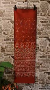 146.ผ้าไหมแกมฝ้าย ผ้าทอทั้งผืน ลายแพรวาฉัตรสวรรค์ สีแดง