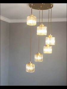 Ruang Tamu dengan Lampu Gantung Kristal & LED Revolving