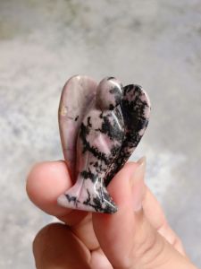 โรโดไนท์| Rhodonite #CS1 ความสูง 3.8 cm #angle สีชมพู 💕 แกะสลักนางฟ้า หินธรรมชาติ