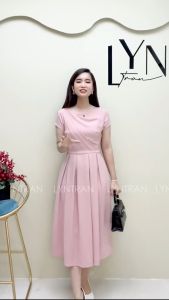 Đầm thiết kế Lyntran dáng xòe xếp ly cổ lệch có đai chất trượt lạnh có túi màu hồng có túi không nhăn mềm mại 3324