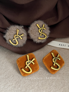 หรูหรา ฤดูใบไม้ร่วง ฤดูหนาว คาราเมล Furry ต่างหูตัวอักษร โอเวอร์ไซส์ ลำลอง อินเทรนด์ เครื่องประดับหูสําหรับผู้หญิงโลหะผสม Silver Gold Plated