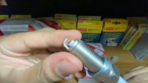 Bộ 4 Bugi TOYOTA Chân Kim Xe Innova Fortuner Ren 14 Chân Dài SK20HR11