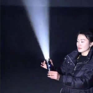 Đèn pin led siếu sáng thế hệ mới có chế độ zoom chiếu xa-gần dùng pin sạc