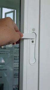 Vilann มือจับป๊อปอัพ สีขาว - สีน้ำตาล" - มือช่วยกระชับ การใช้งานง่าย ราคาถูกต้อง