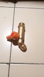 Kran Tembok SOLIGEN E04: Pilihan Terbaik untuk Kran Taman Kuningan Engkol Pendek