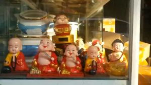 Tượng chú tiểu tụng kinh gõ mõ năng lượng mặt trời