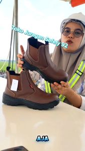 Sepatu Safety Elastis Slip On Kulit Buatan Ujung Besi Pelindung Kaki Proyek Pabrik Pertamina Tambang Awak Kapal Bengkel Sol Karet Anti Slip Pria Wanita Murah