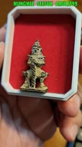 ท้าวเวสสุวรรณหล่อดินไทย วัดสุทัศเทพวราราม จังหวัดกรุงเทพฯ เนื้อโลหะสำริด ตอก 9 โค๊ด พ.ศ. 2544 ปลุกเสกโดย หลวงปู่หมุน วัดบ้านจาน จังหวัดศรีสะเกษ (B2N48)