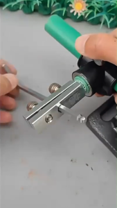 【READY STOCK 】Screw extractor kit adjustable repair multi-function compact broken bolt remover
