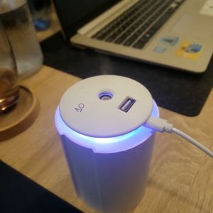 [Xả Hàng 25-29/12] Máy phun sương hình trụ Máy tạo độ ẩm phòng ngủ bàn làm việc đèn led nhiều màu sắc Đồ Gia Dụng Thế Hệ Mới