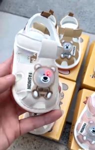 Dép sandal tập đi cho bé 0-2 tuổi có kèn kêu họa tiết gấu phát sáng đế mềm êm chângiày trẻ mới biết điGiày trẻ em nam và nữ