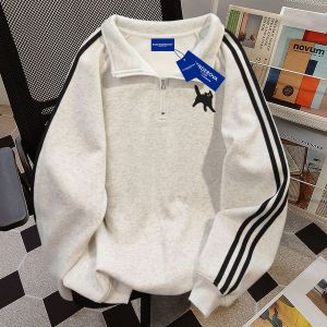 เสื้อสเวตเตอร์คอโปโลพิมพ์ลายแมวสำหรับผู้หญิงฤดูใบไม้ร่วงปี 2025 เสื้อคลุมกันหนาวแบบมีซิปครึ่งตัว ทรงหลวม สไตล์สตรีท แขนยาว ปกติ