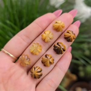 Q2522 Charm cỏ 4 lá Mắt Hổ Vàng Tâm & Mắt Hổ Vàng Nâu size nhỏ 12x12mm sẵn lỗ 2li hợp Thổ & Kim - Phong Thủy TUDO