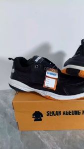 Sepatu Olahraga Hitam Putih Sepatu Sporty Sneakers Pelajar SMP SMA SMK - Sekar Ageung Rahayu
