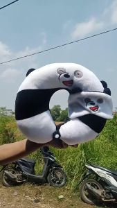 Bantal leher traveling bonus penutup mata lucu banget isi dacron murni sni