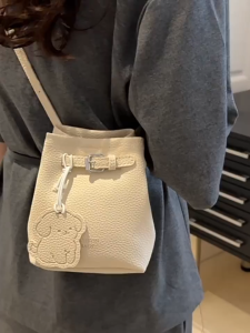 SEA YADOU  กระเป๋าสะพายไหล่ผู้หญิง กระเป๋าสะพายข้างผู้หญิงสไตล์เกาหลีใหม่ กระเป๋าถือมือถือทรงบักเก็ตอเนกประสงค์