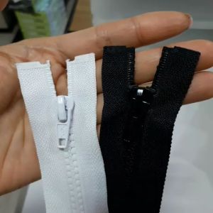 สำหรับคำขอ: "K.K ซิปพลาสติกฟันกระดูกเบอร์ 5 เปิดท้าย (เส้น) 12" 18" 24" 26" 28" 30" สีขาว/สีดำ",