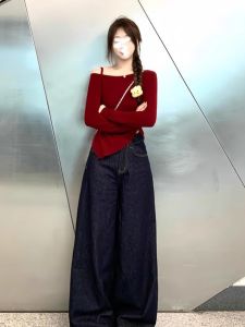 เสื้อสเวตเตอร์คอเฉียงแขนยาวทรงเข้ารูปสีแดงเข้มสำหรับผู้หญิงในฤดูใบไม้ร่วง เสื้อผ้าทำงานสไตล์เกาหลีที่สวมใส่สบายและสวมใส่ได้ตลอดทั้งปี
