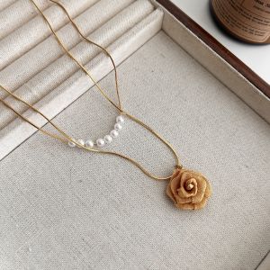 French Vintage Rose Pearl Necklace Womens Luxury Minimalist High-End Clavicle Chain Layering Sweater Accessory
