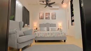 F&F : Chennai Luxury Swiss-Foundation Divan Queen Bed Frame Katil Single /Wardrobe/Wing chair