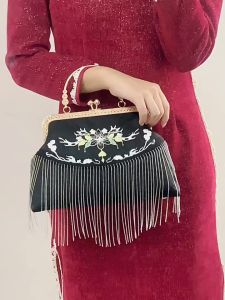 daidai (Ready Stock) Women Embroidery Flower Black Handbag Tassel Wedding Dinner Bag Party 古风女手工口金旗袍手包斜跨晚宴包中国民国风黑色流苏
