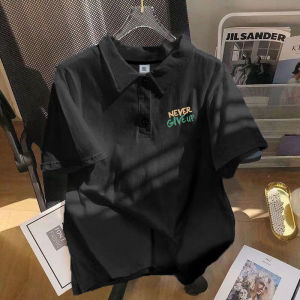 เสื้อยืดคอโปโลแขนสั้นสไตล์อเมริกันสำหรับผู้ชาย ทรงหลวม แขนสั้น ปกเสื้อ ทรงหลวม ฤดูร้อน 2025 ใหม่ เสื้อยืดคอกลม