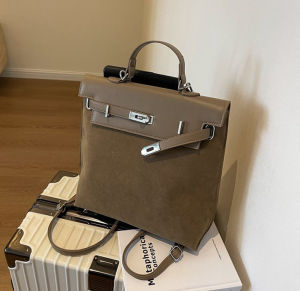 กระเป๋าเป้สะพายหลังผู้หญิงทรงเรโทรสำหรับเดินทาง ความจุขนาดใหญ่ หนัง PU นิ่ม ซิปปิด กระเป๋าสะพายไหล่แบบลำลอง