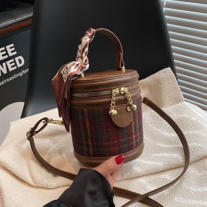 กระเป๋าสะพายไหล่ทรงถังลายสก็อตสไตล์วินเทจสุดหรูสำหรับผู้หญิง ฤดูใบไม้ร่วง 2024 กระเป๋าถือแบบมีซิป สไตล์เกาหลี ผ้าฝ้ายโพลีเอสเตอร์