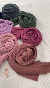 Koyu Hijab Pasmina Ceruti Plisket: Aksesoris Hijab Nyaman & Desain Fashionable
