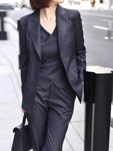 Bộ Vest Nữ Màu Xanh Hải Quân 3 Món Áo Khoác Đơn Hàng Khuy Ve Nhọn Kiểu Dáng Ôm Sát Chất Liệu Cotton Pha Polyester Và Len Thích Hợp Cho Các Buổi Tiệc Dạ Hội Hoặc Mặc Thường Ngày.