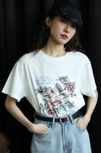 T-Shirt Wanita Putih Lengan Pendek - Motif Bunga Retro Tionghoa Eksklusif Bahan Katun Es Tipis Premium 2025 Desain Korea Streetwear Slim Fit Oversize Atasan Viral Xiaoxiangfeng Gaya Natural Kaos Santai Untuk Hangout Kerah Bulat Bahan Katun Adem