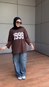Aldira Kaos Wanita Sporty Angka 1998 Baseball Lengan 7/8 Basic Hijab Friendly Atasan Kasual Santai Katun Combed 24s Outfit Liburan Wanita