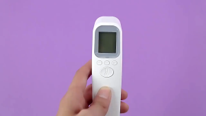 วัดอุณหภูมิใน 1 วินาที⚡เครื่องวัดไข้ดิจิตอล ช่วงการวัด ที่วัดไข้ 1 ~ 3m สําหรับเด็กและผู้ใหญ่ เทอร์โมมิเตอร์ พร้อมสัญญาณเตือนไข้ ความถูกต้อง100% เตือนอุณหภูมิสูง ปืนยิงอุณหภูมิ วัดหูหน้าผากมือ เครื่องวัดไข้ดิจิตอล การวัดอย่างรวดเร็ว หน้าจอแสดงผล LED