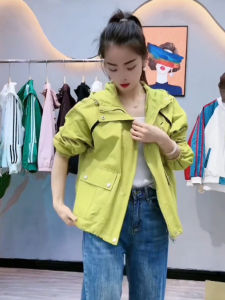 เสื้อแจ็คเก็ตผู้หญิงสั้นฤดูใบไม้ผลิและฤดูใบไม้ร่วง 2025 แฟชั่นใหม่ แจ็คเก็ตกันฝนแบบหลวมๆ ดีไซน์ขนาดเล็ก เสื้อคลุมทันสมัย