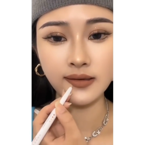 Multi-effect concealer pen silky smooth pen body waterproof concealer stick can be used as an eyebrow and lip liner multi-purpose makeup.
