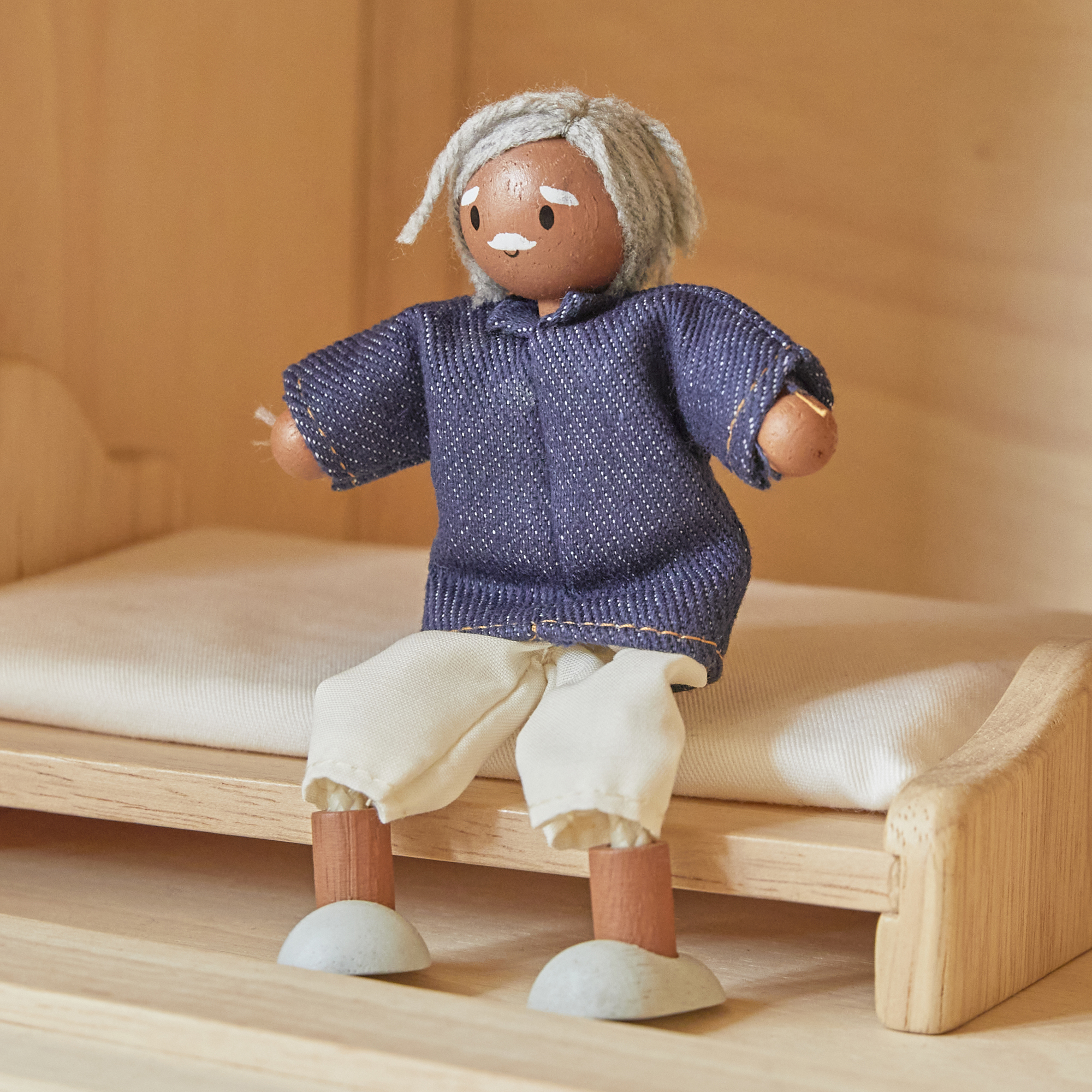 ของเล่นไม้  Grandfather Dollhouse Figure - Medium Skin Tone ตุ๊กตาคุณปู่คุณตา-ผิวสองสี เสริมพัฒนาการ สำหรับเด็กอายุ 3 ปี ขึ้นไป